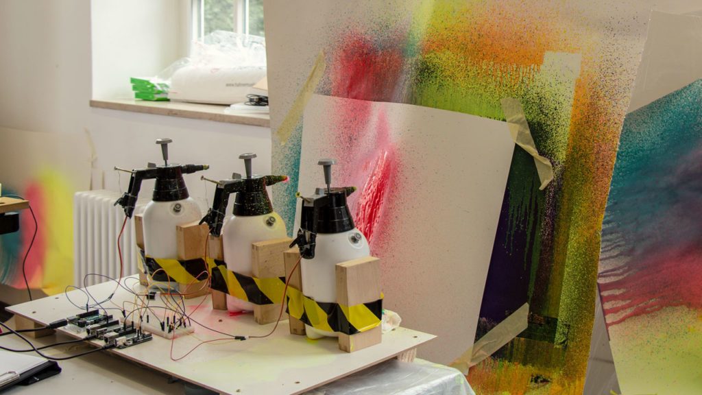 Spraydosen sprühen Farbe an die Wand